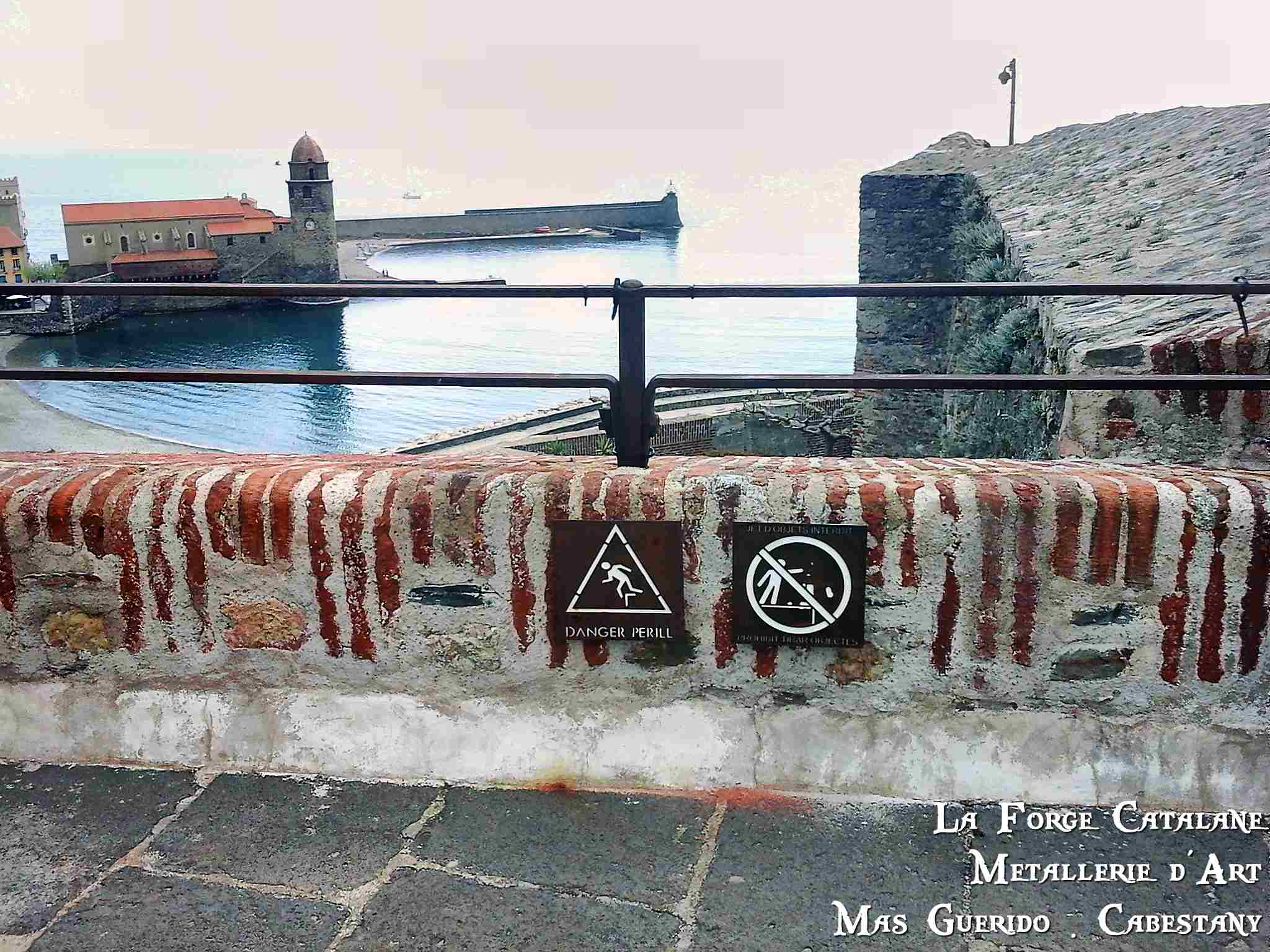 panneau de signialisation en fer rouille forge catalane.jpg